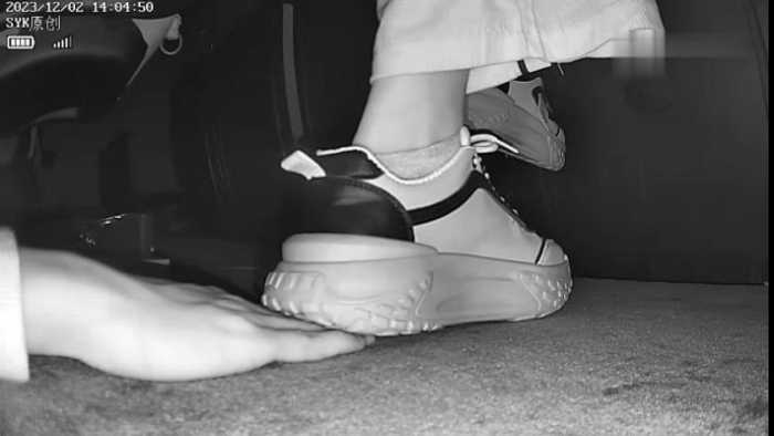 B776 – 无意识厚底白鞋踩手被察觉探手 bf49595