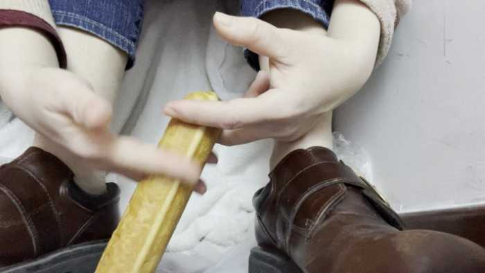 真实素人小姐姐小皮鞋POV羞辱制作面包鞋垫 YC-250221-4