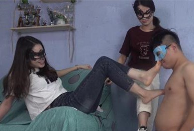 两个美女老板惩罚二代羞辱虐打脚踩 NGfuerdai