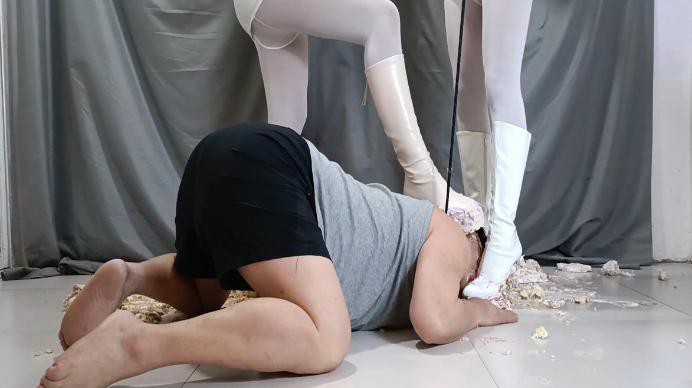 丽人馆。雅伟,双S喂食踩烂生日蛋糕，白靴上粘满恶心的奶油，叫下贱狗M吃下YC-250228-7