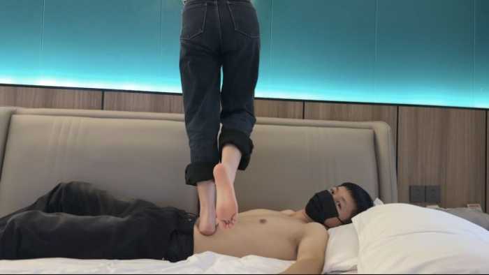 【素人研究生闺蜜】首次裸足踩踏 YC-250328-5