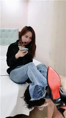 【阿雅】牛仔裤女神-头顶高跟羞辱 JS250428-13