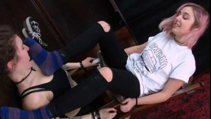 粉毛美女强迫女M闻自己的超臭汗脚 bf53311