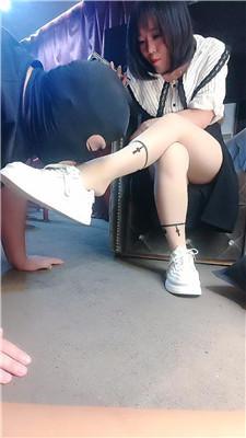 【熙童】脏小白鞋脚丫踩虐 JS250527-3