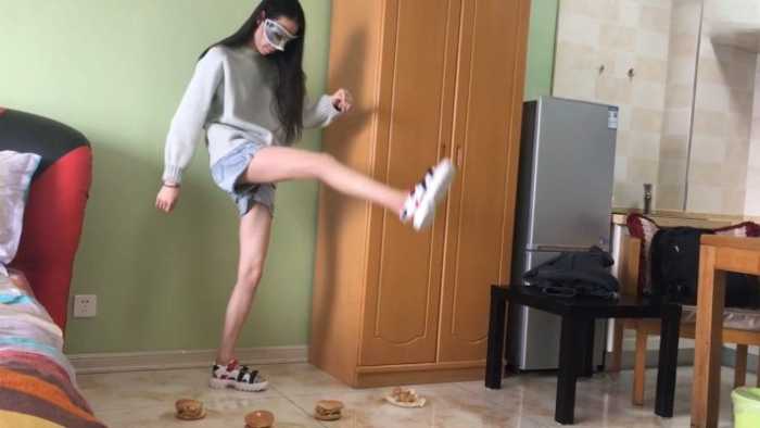 【诗曼】青春活泼女生凉鞋狂踩汉堡包 sm117