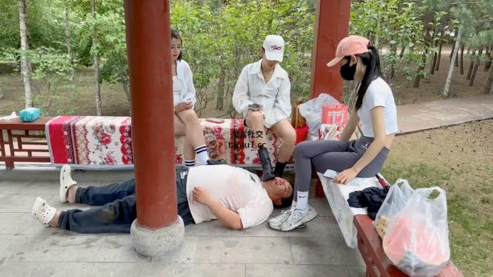 【美娜格格】公园野餐玩狗 JS250621-46