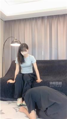 【女生也能很暴力】素人脏鞋白棉袜妹子玩奴 JS250911-3