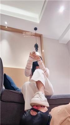 【妮蔻】小白鞋踩踏-插嘴-船袜塞嘴 bf58076