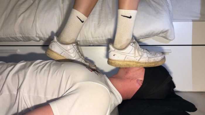 【刺激】女神穿了一个月重口味酸臭白袜踩脸踩脖子窒息踩头 JS251105~1