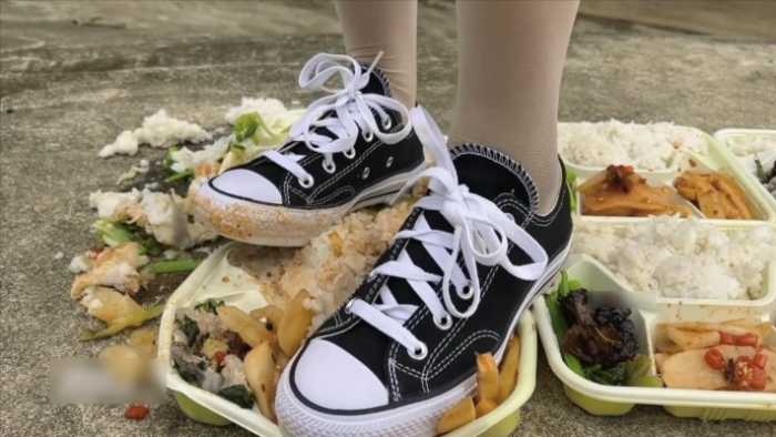 匡威踩一堆食物 JS251124~3