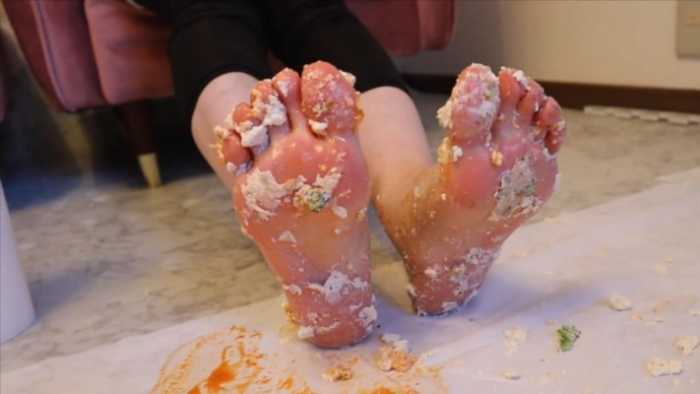 光脚踩很多食物 JS251129~6