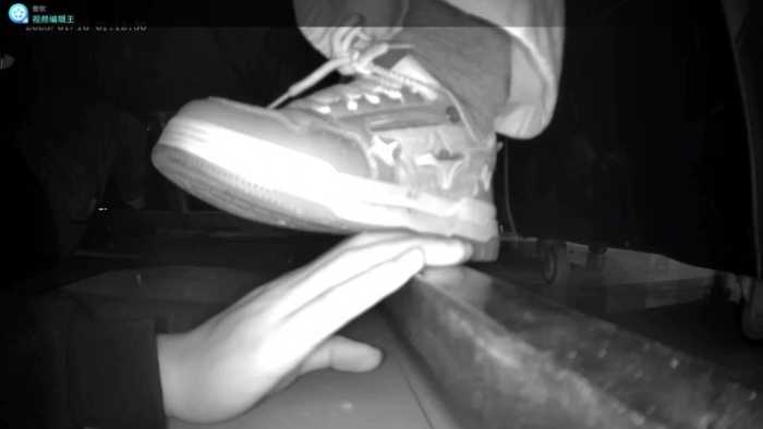 B954 – 无意识网吧妹子板鞋横岗踩手 bf59414