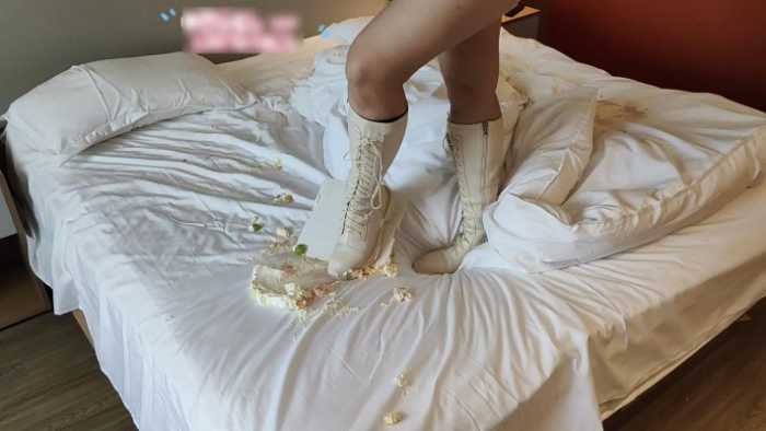 A261 – 妹子白色马丁靴在床上踩蛋糕 语言羞辱 JS251130~7